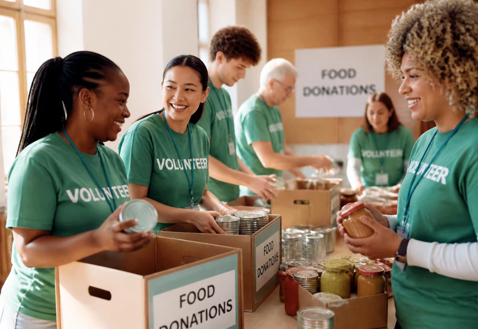 Voluntários do IBIPR organizando doações de alimentos
